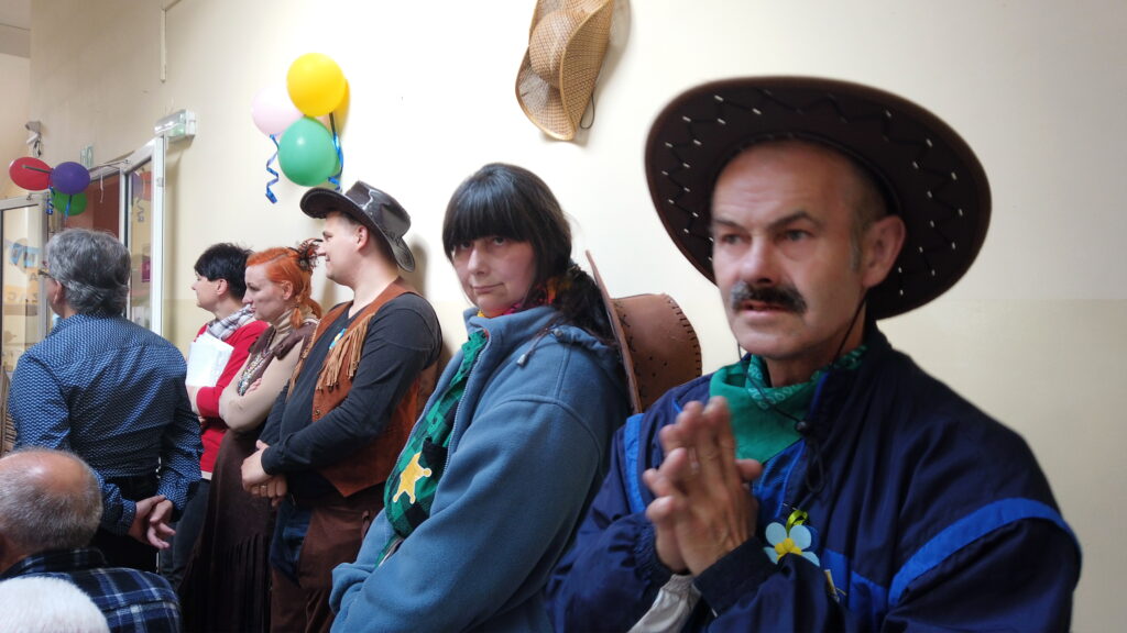 Mieszkańcy domu pomocy społecznej w Tolkmicku podczas festynu "Niezapominajka na Dzikim Zachodzie"