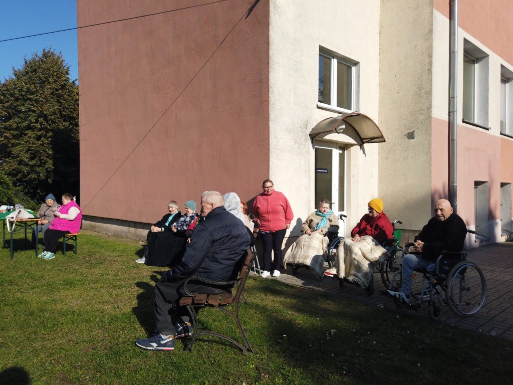 Mieszkańcy Domu Pomocy Społecznej w Tolkmicku na spotkaniu przy ognisku.