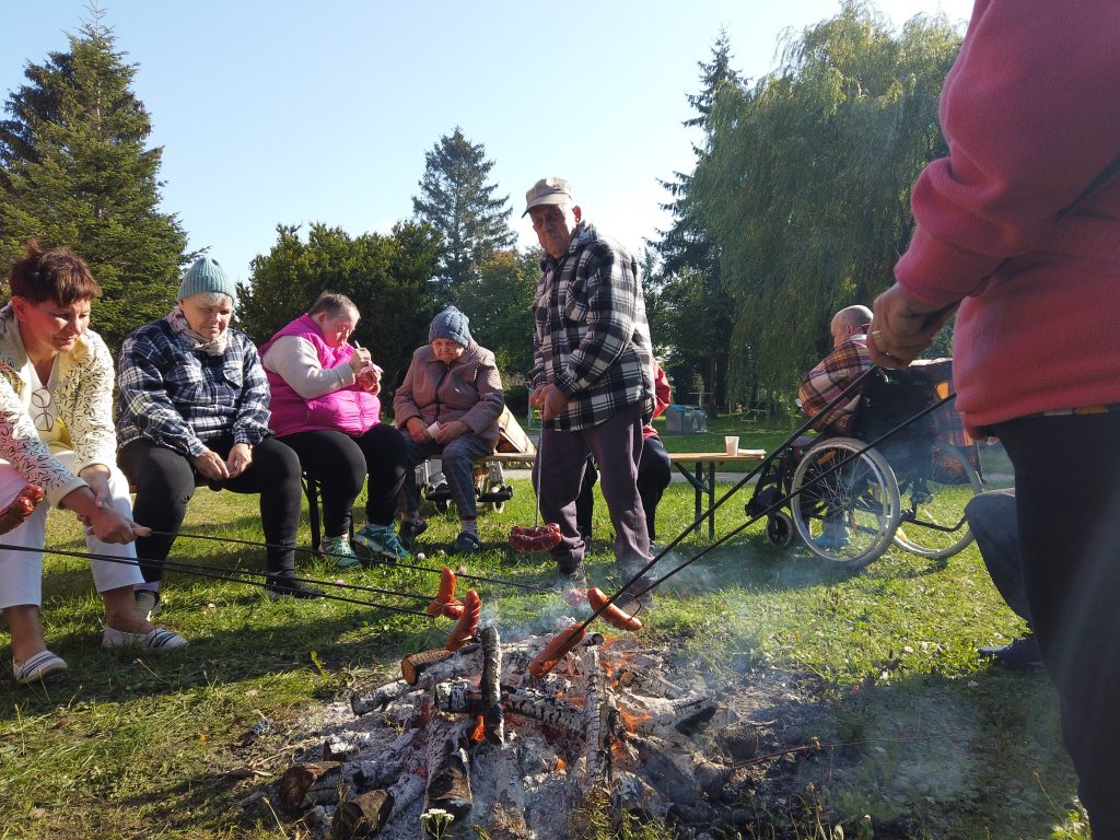 Mieszkańcy Domu Pomocy Społecznej w Tolkmicku na spotkaniu przy ognisku.