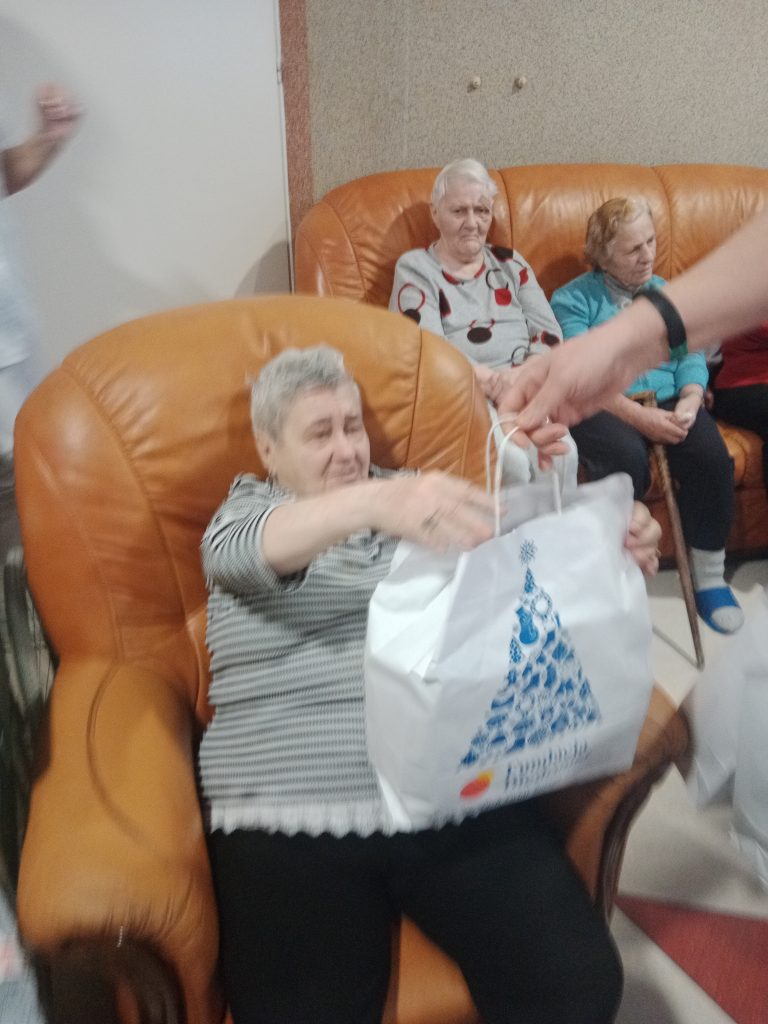 Mieszkańcy Domu Pomocy Społecznej  otrzymują świąteczne paczki od Fundacji Biedronki.