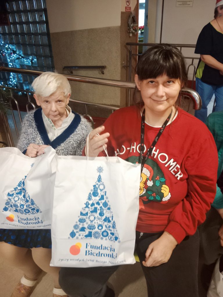 Mieszkańcy Domu Pomocy Społecznej  otrzymują świąteczne paczki od Fundacji Biedronki.