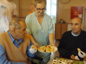 Pensjonatiusze wraz z personelem w czasie wypiekania smacznych ciasteczek